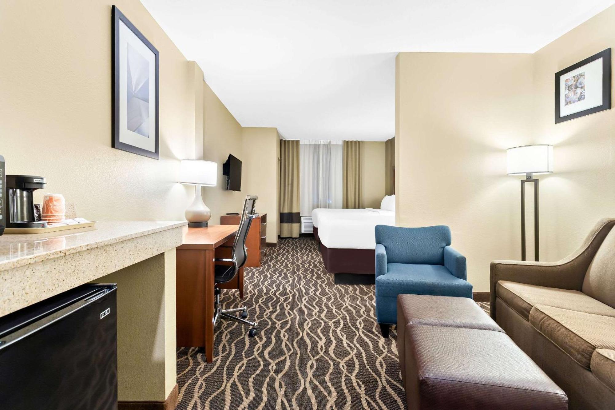 Comfort Suites Tampa Airport North Exterior foto